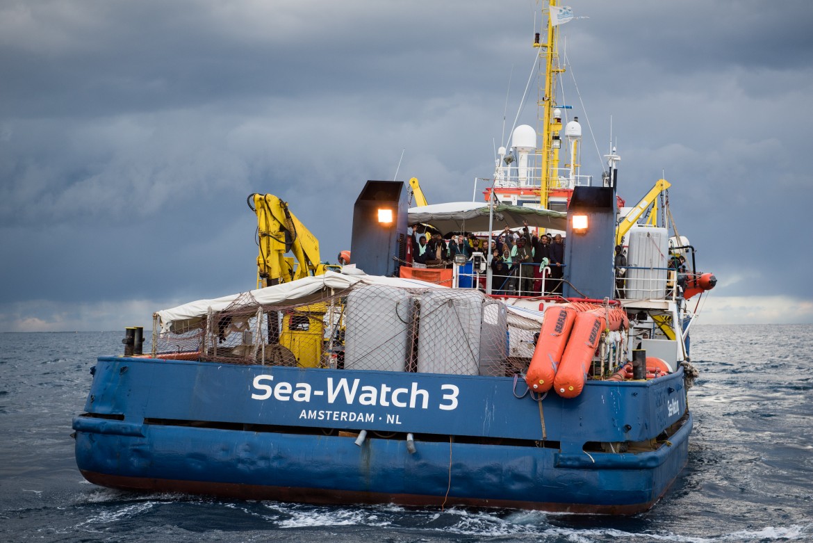 Sea Watch nella tempesta, ma «i porti restano chiusi»