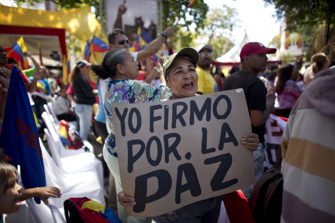 Venezuela, sui militari scontro di appelli tra Maduro e Guaidó