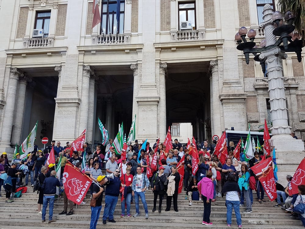 Vincono i lavoratori: bando-ponte e tutti riassunti