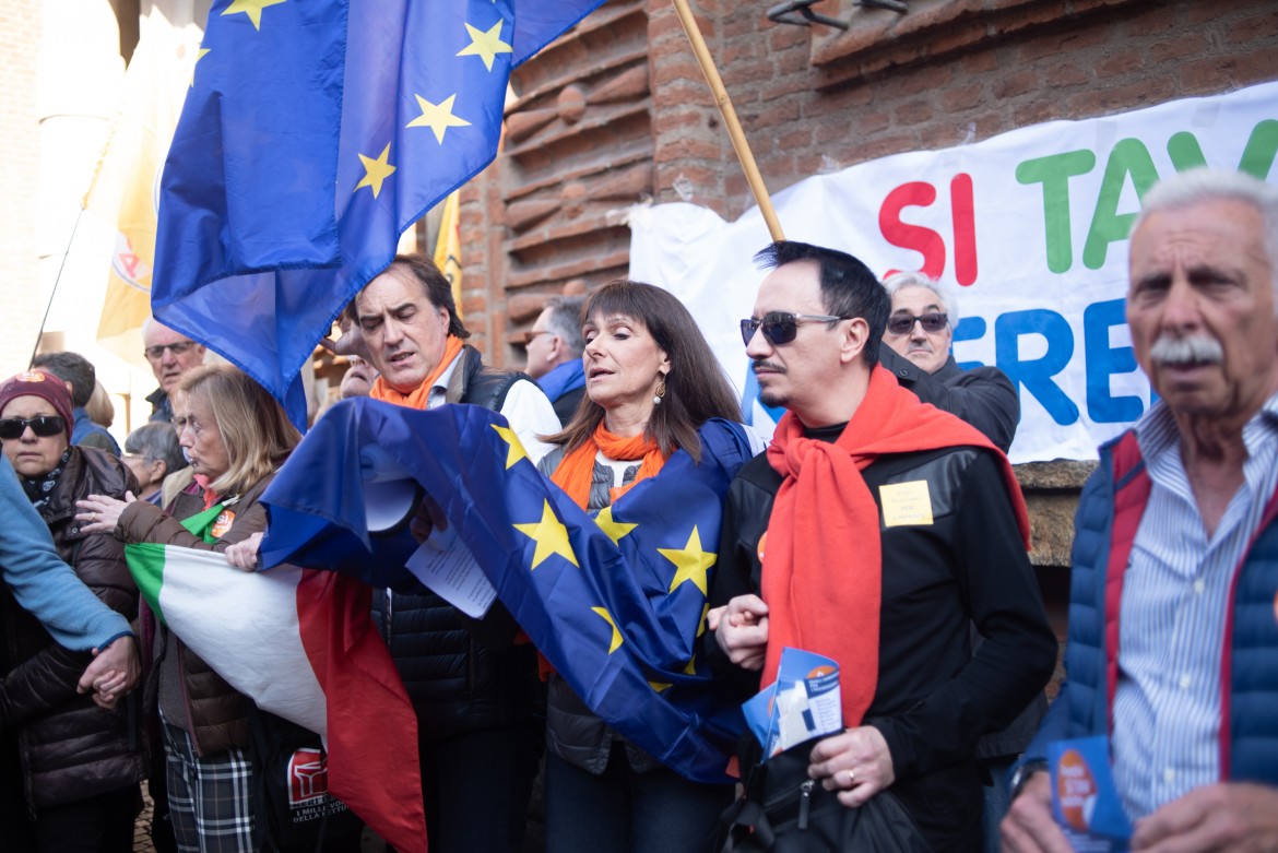 Arrivano in mille al flashmob delle madamin Sì Tav, fischi alla leghista