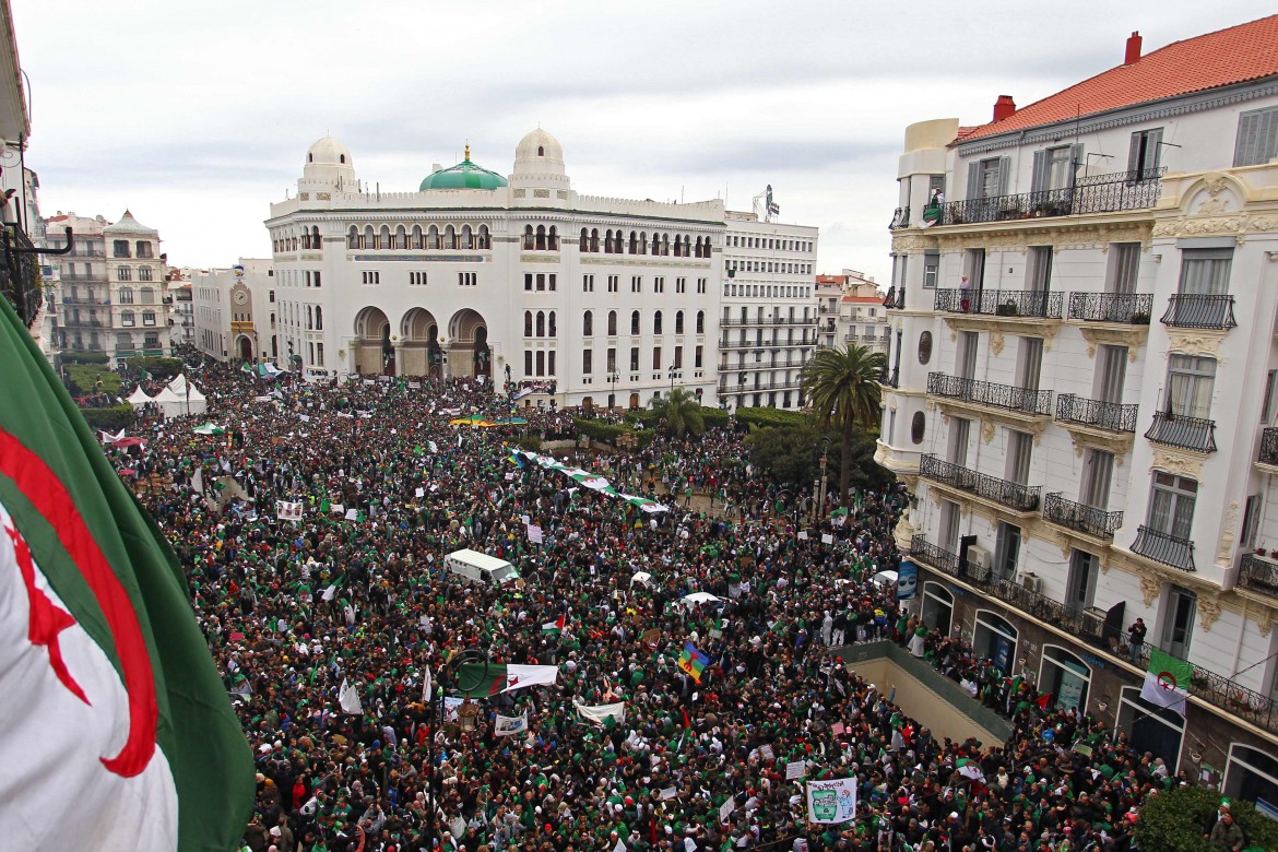 Piazze pacifiche e stracolme. L’Algeria non torna indietro