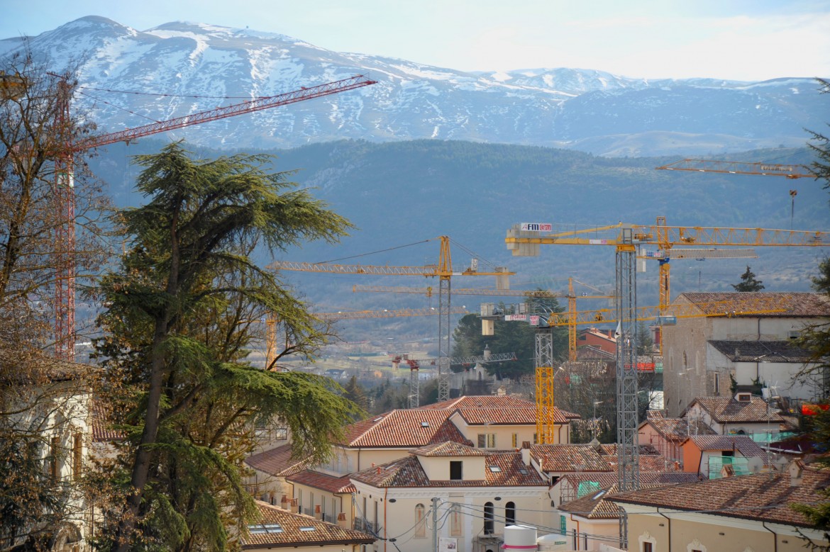 Il cantiere infinito, senza testa né centro