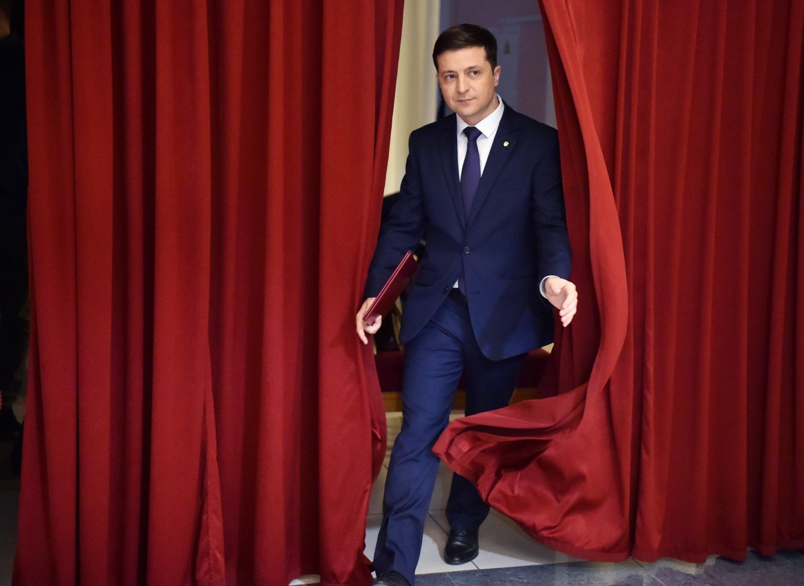 Il comico Zelensky si gioca la carta dell’onestà e passa l’esame in politica estera