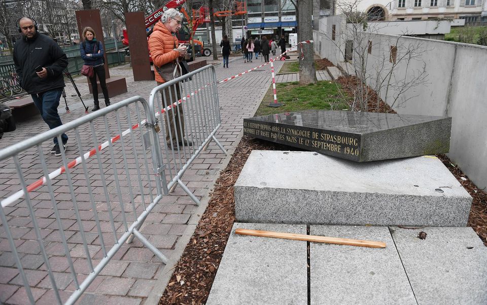 Strasburgo, profanata un’antica stele ebraica