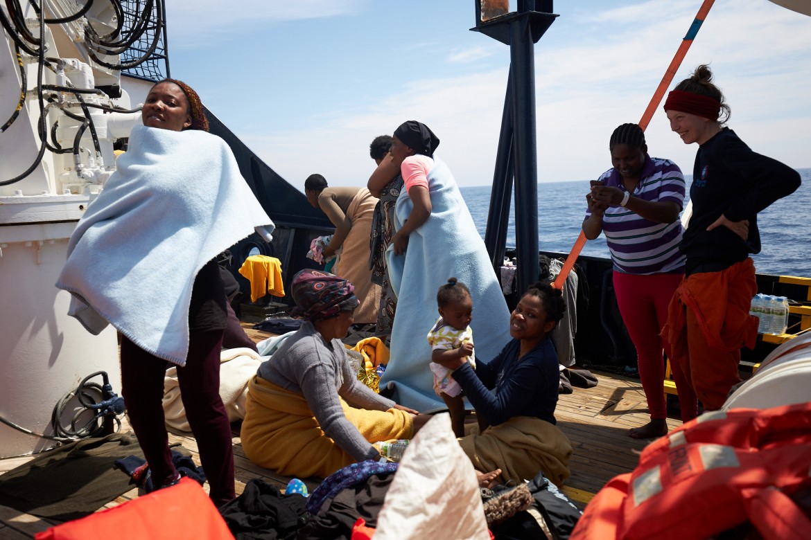 Donne e bimbi non sbarcano. Salvini: «Buon viaggio»