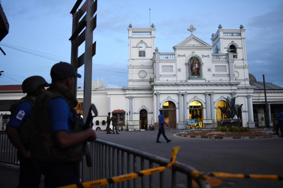 Sri Lanka, governo nel caos. E l’Isis rivendica la strage