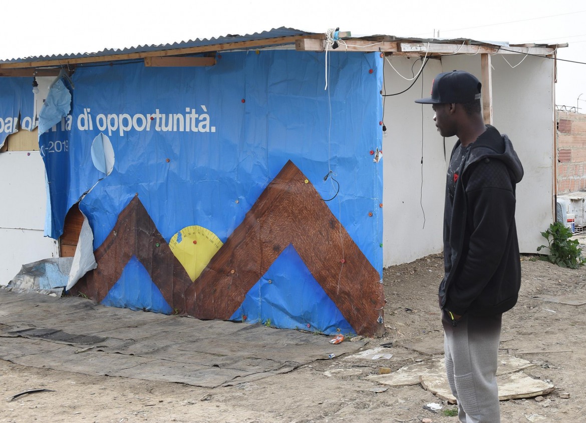 Rogo nel ghetto dei migranti, muore giovane gambiano