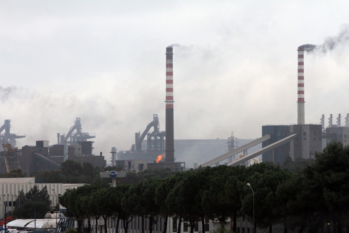 Di Maio prova a risalire la china ma a Taranto lo aspetta la protesta