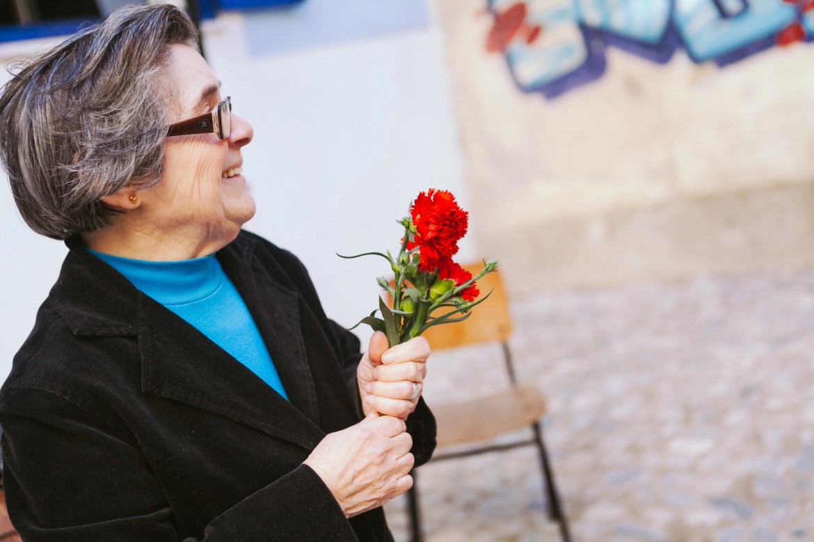 La ragazza dei fiori rossi liberati