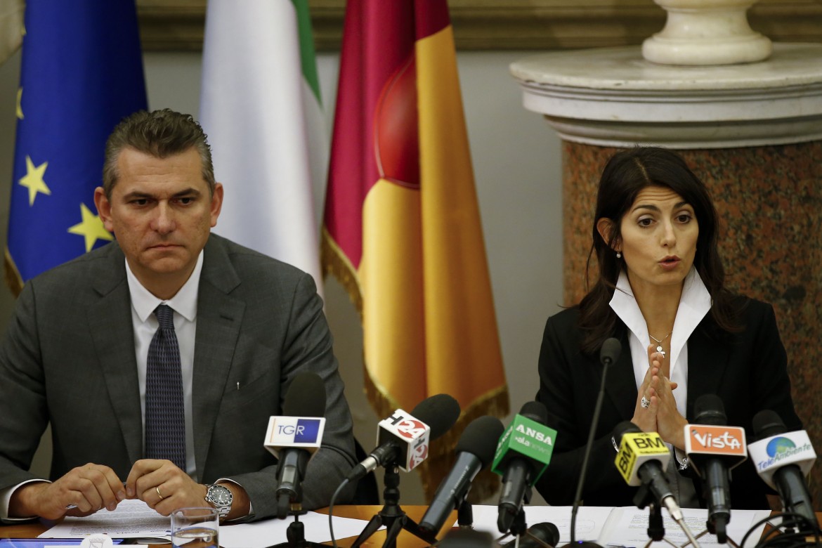 Raggi in difficoltà, rissa nel M5s Di Maio lancia «i poteri speciali»