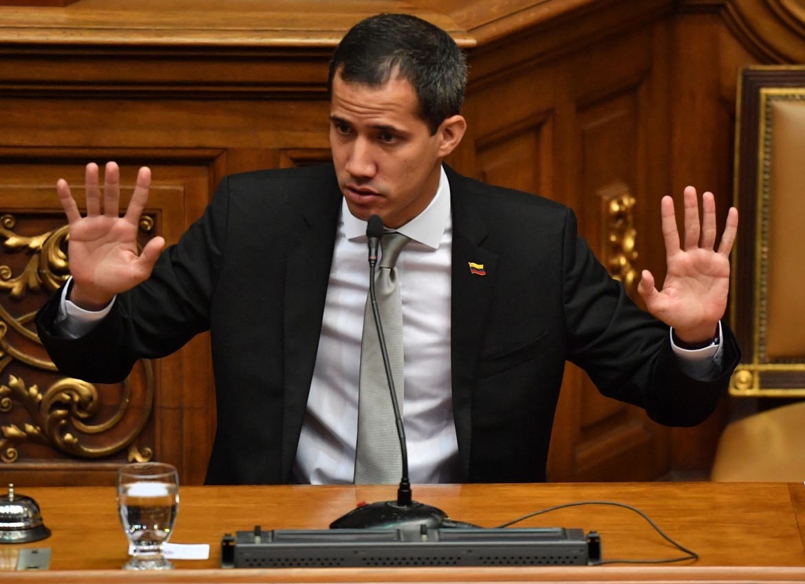 Guaidó: basta Maduro. Ma è una simulazione