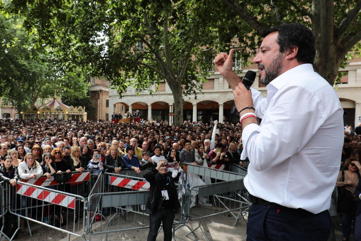 Insulti e manganellate per il tour del capo leghista