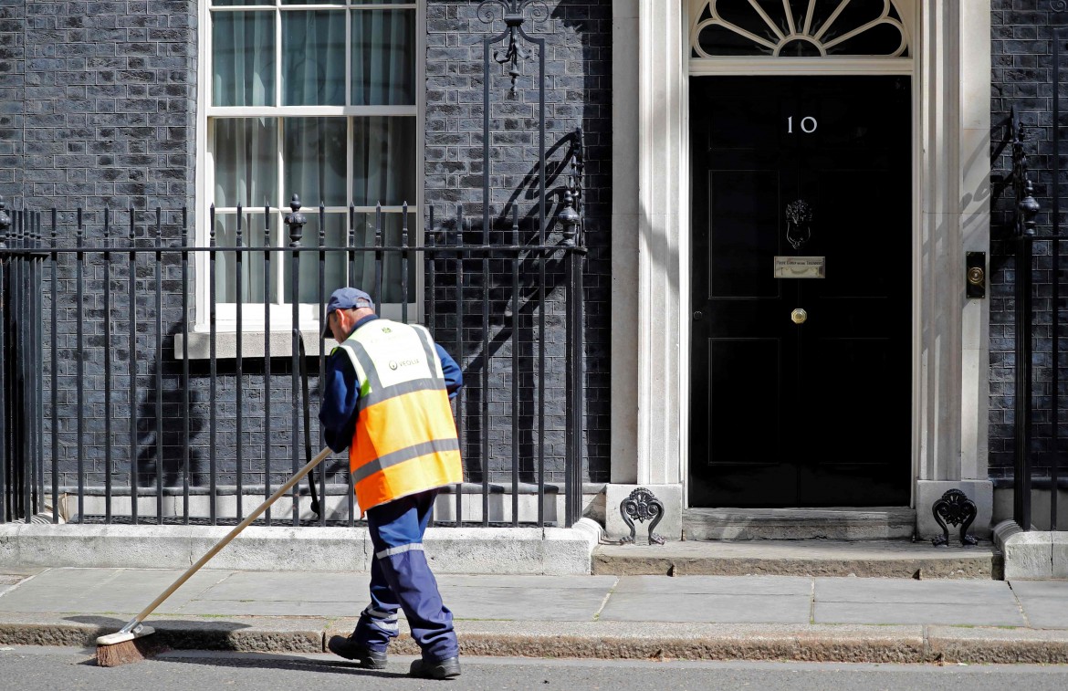 Le idi di May, la premier capitola. Tories allo sbando