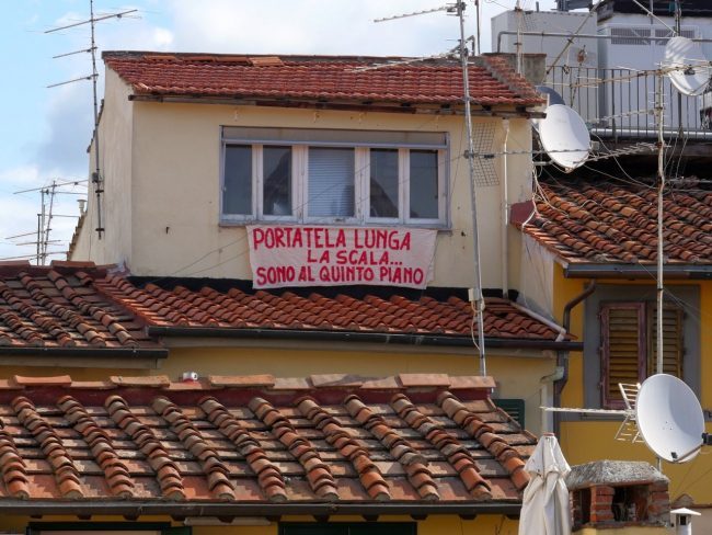 Fioriscono lenzuoli, sui balconi sale la protesta anti-Salvini