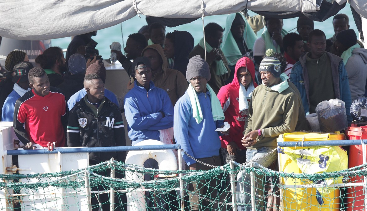 Sea Watch senza porto, Salvini: «Non entrate»