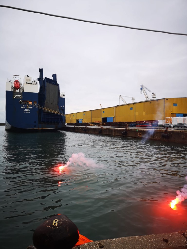 Genova, vittoria dei camalli: la nave saudita non carica le armi