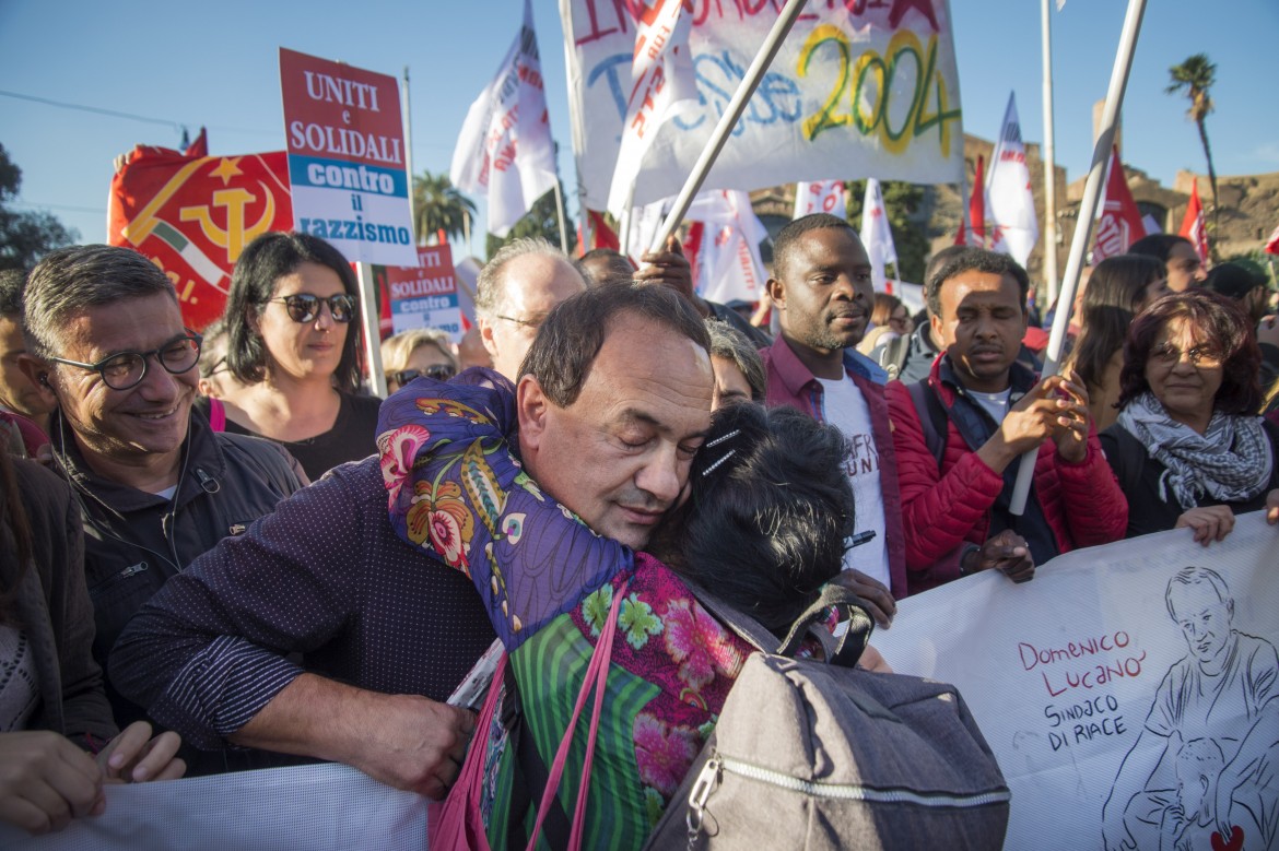 Il cielo sopra Riace diventa bruno. E Salvini vince anche a Lampedusa