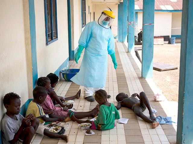 Ebola, il virus corre sul filo