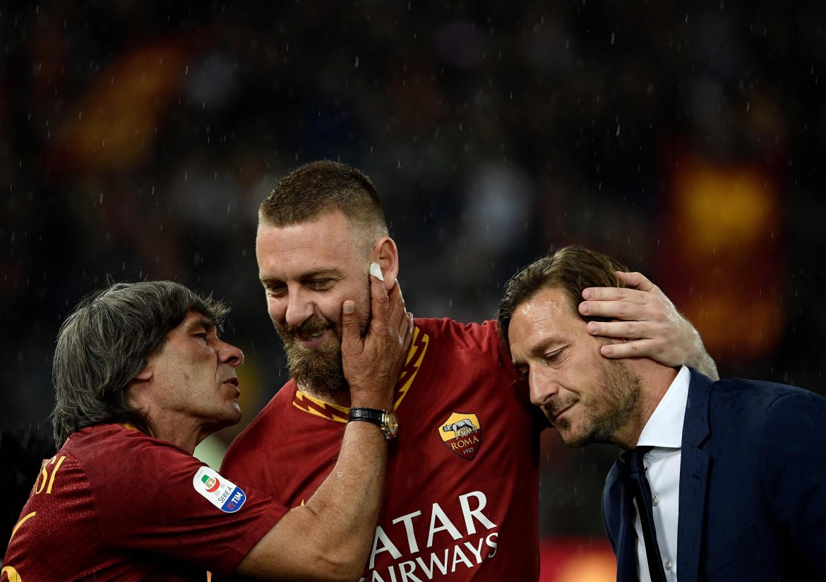 Tre campioni del mondo a bordo campo: Bruno Conti, Daniele De Rossi e Francesco Totti foto LaPresse