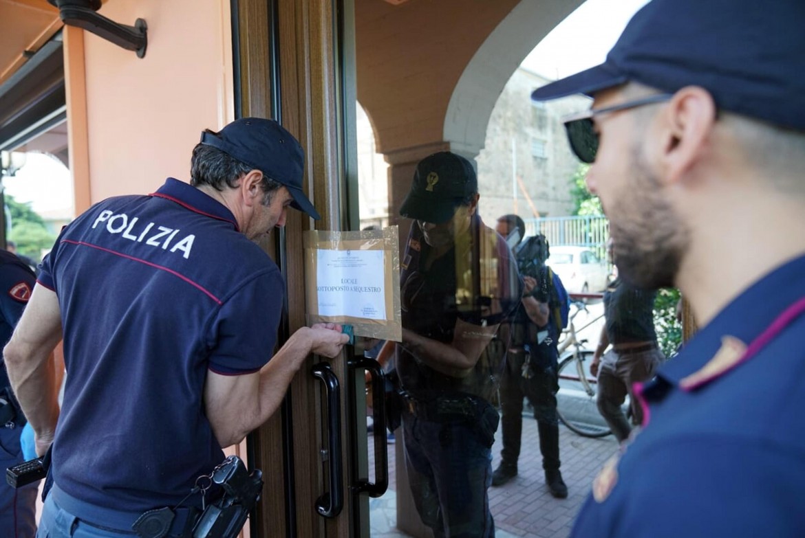 Tragedia delle armi: un tabaccaio spara e il ladro muore