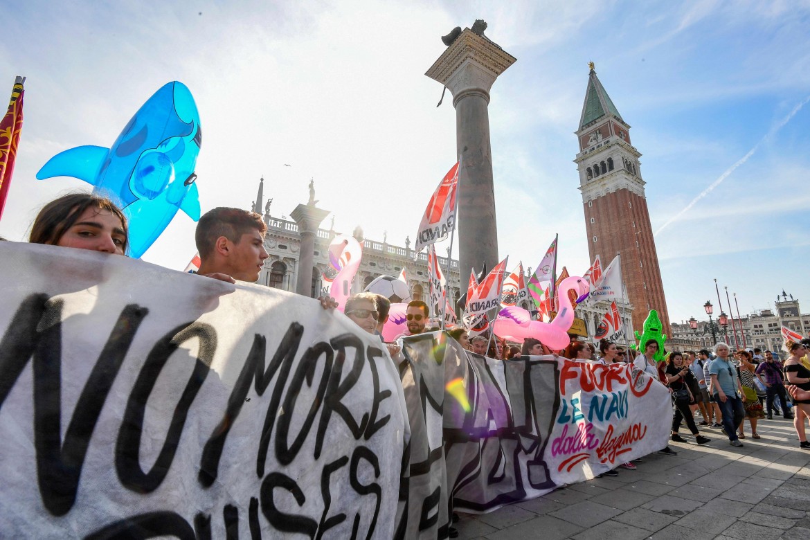 Venezia: corteo No Grandi navi a piazza San Marco