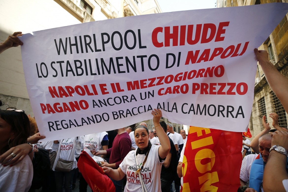 Di Maio: stop incentivi. Whirlpool: il sito di Napoli resta aperto