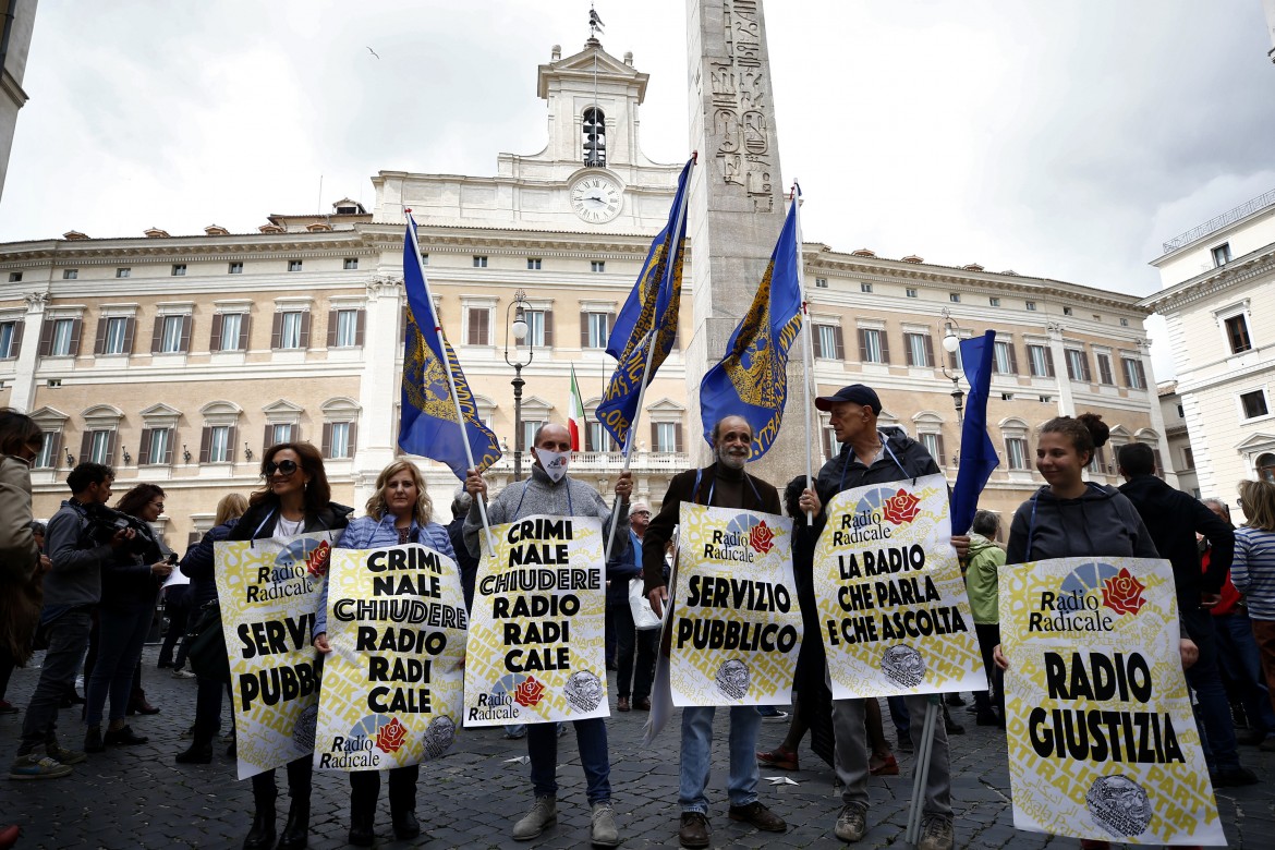 Radio Radicale, aiuto tampone in extremis. Dimenticati i giornali