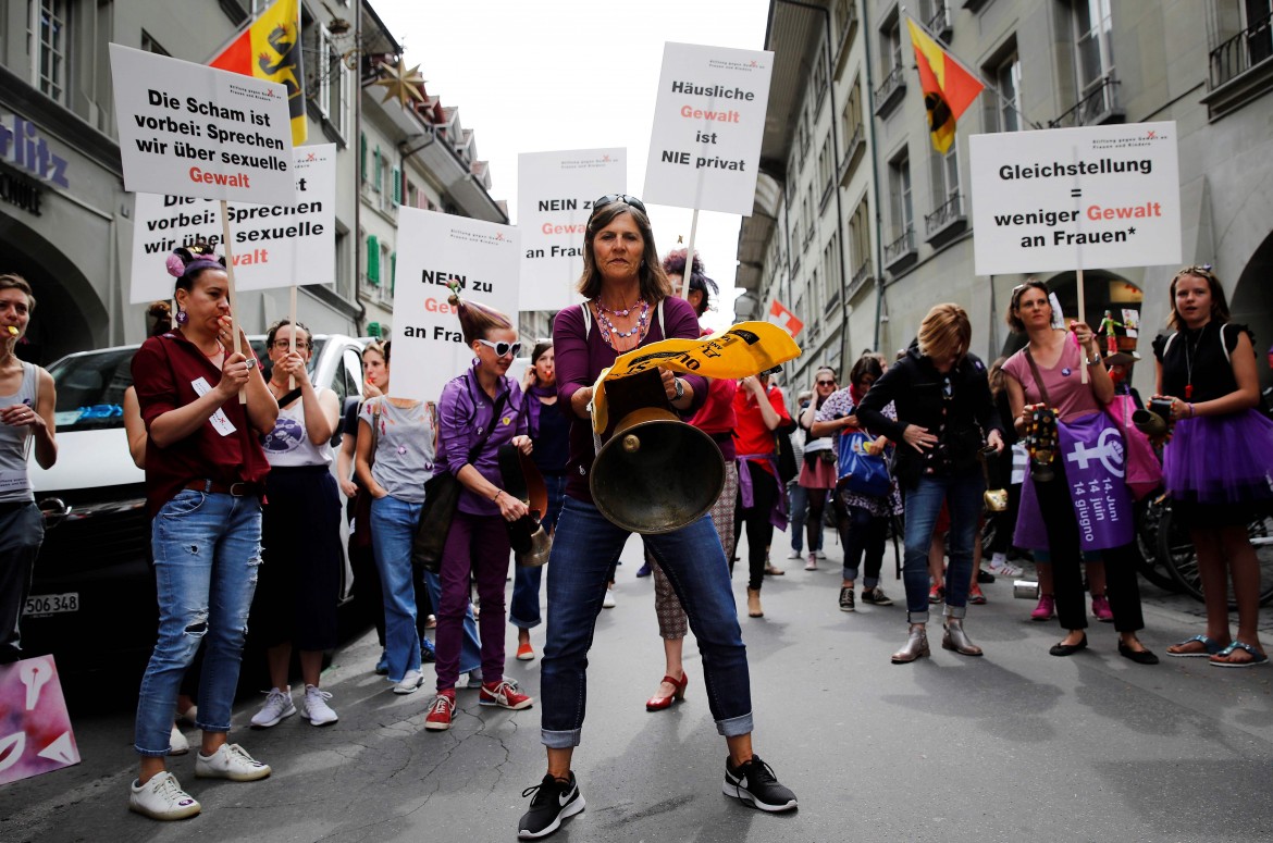 Svizzera, lo sciopero femminista e delle donne rompe il muro della pace sociale