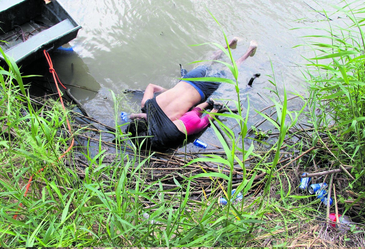 Affogati nel Rio Bravo, la foto accusa i muri e i dazi di Trump