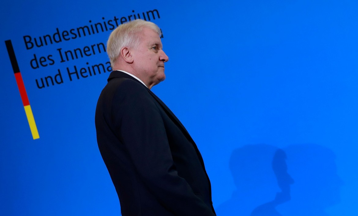 Germania: è legge il «Migration-paket» firmato Seehofer. Con i voti della Spd