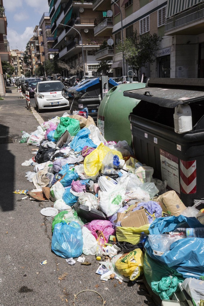 Rifiuti, rottura tra Pd e M5S. Blitz di Raggi alla Pisana