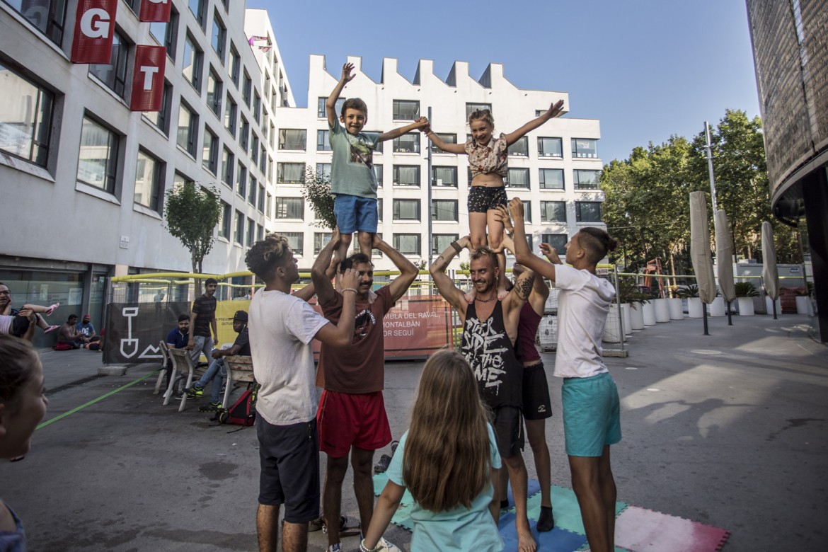 Raval, la speculazione si affossa con i funamboli