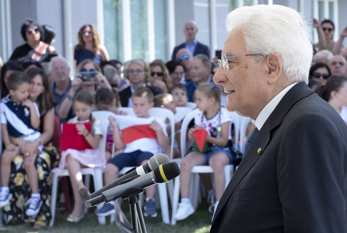 Amatrice, Mattarella inaugura un liceo sportivo. Ma la palestra ancora non c’è