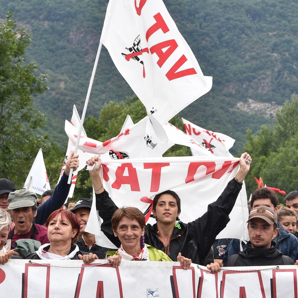 La marcia orgogliosa dei Notav. In migliaia nella Valle violata