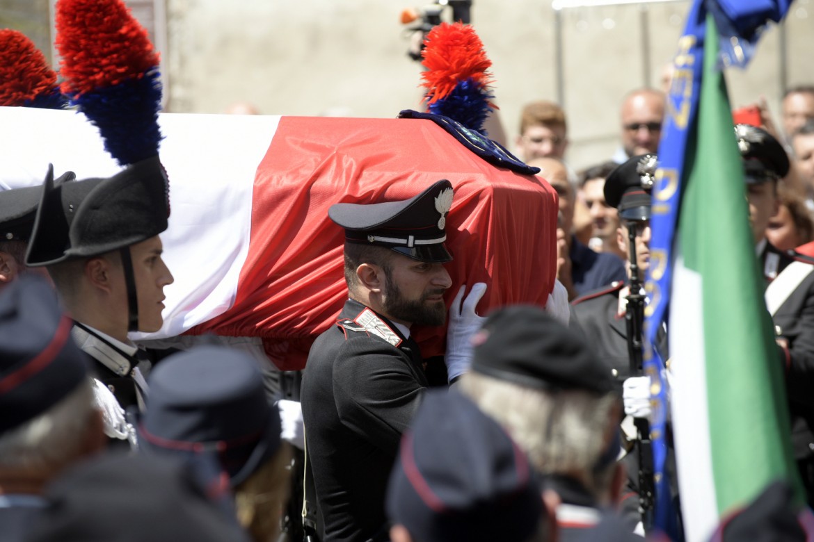 Le lacrime al funerale del carabiniere Mario. Sfilata dei vicepremier