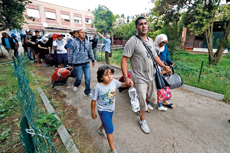 Roma, sgombero via Cardinal Capranica foto LaPresse