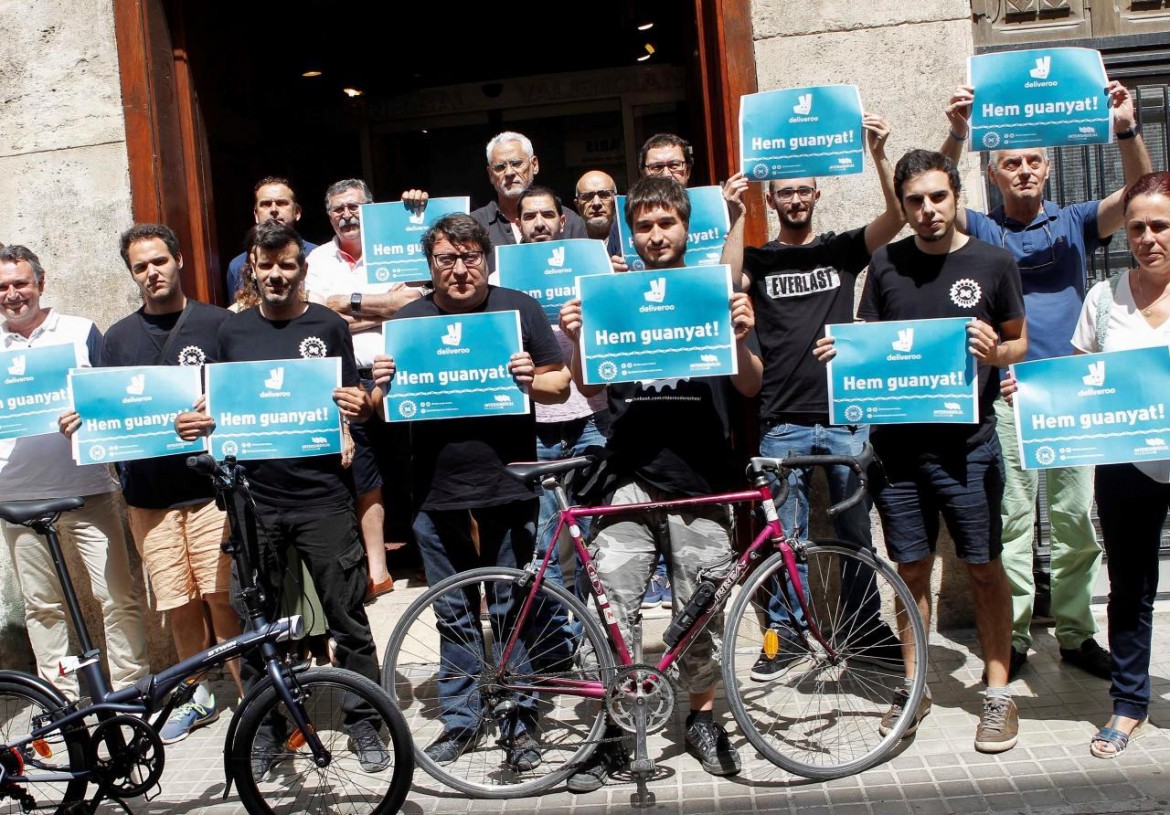 Assumete quei riders. In Spagna una sentenza shock per Deliveroo