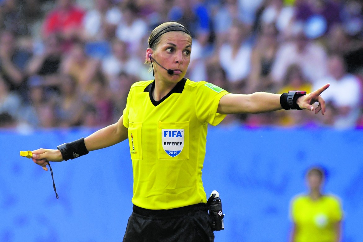 Stephanie Frappart, primo arbitro donna in Ligue 1