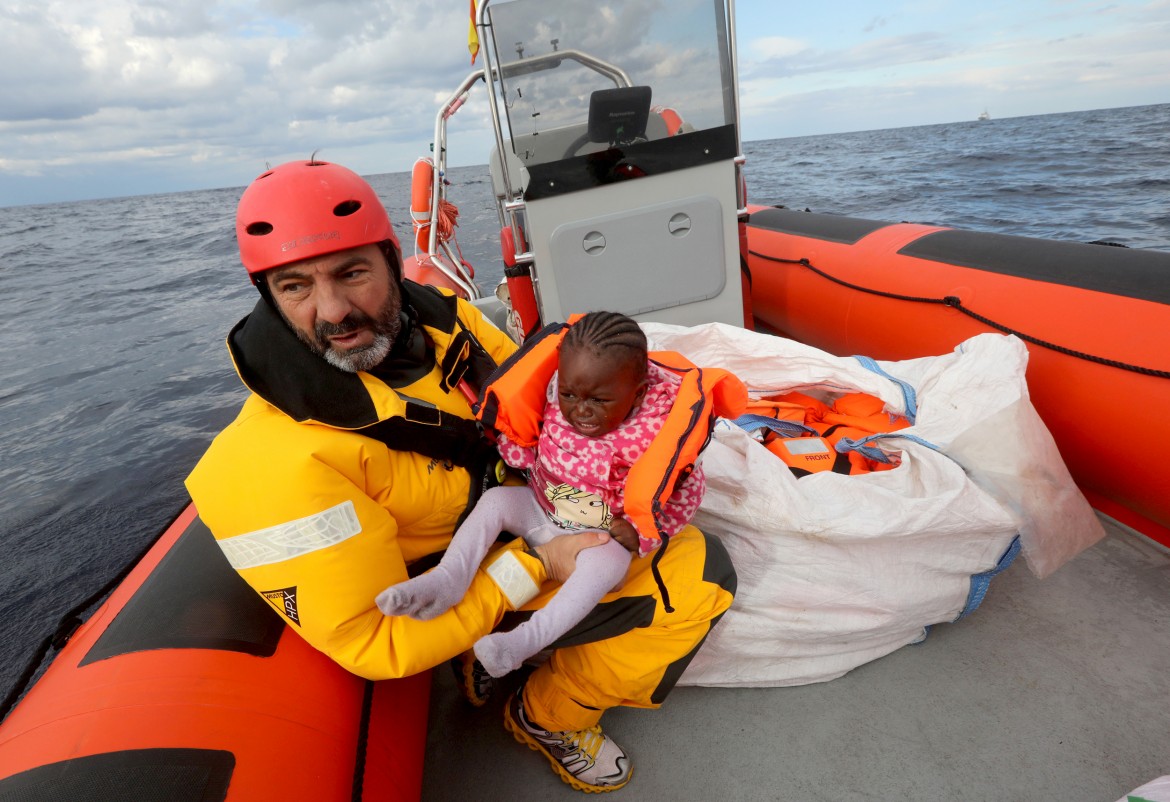 Oscar Camps durante un'operazione di salvataggio in mare di Open Arms