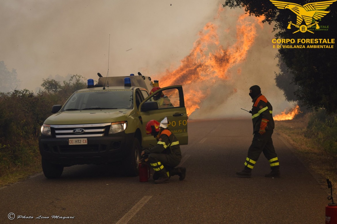 La Sardegna brucia, fiamme a Carloforte