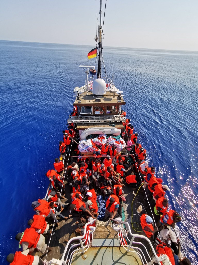 Terzo giorno fermi al largo di Malta per i 101 della Eleonore