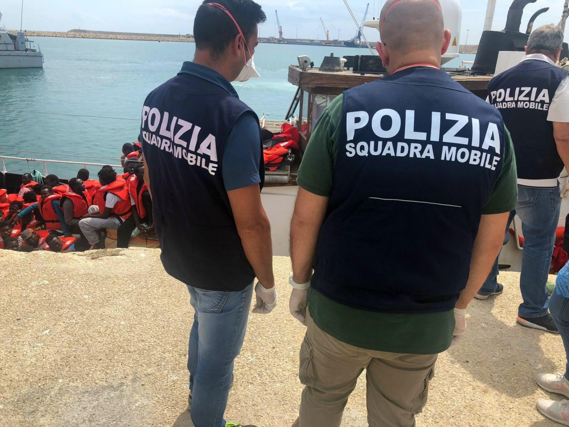 Migranti, doppio sbarco  per Mare Jonio e Lifeline