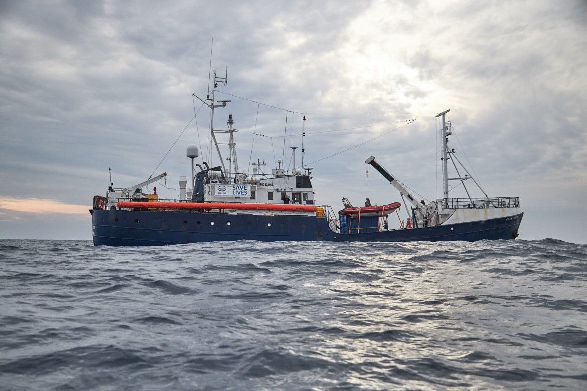 Il Viminale conferma: l’Alan Kurdi resti al largo