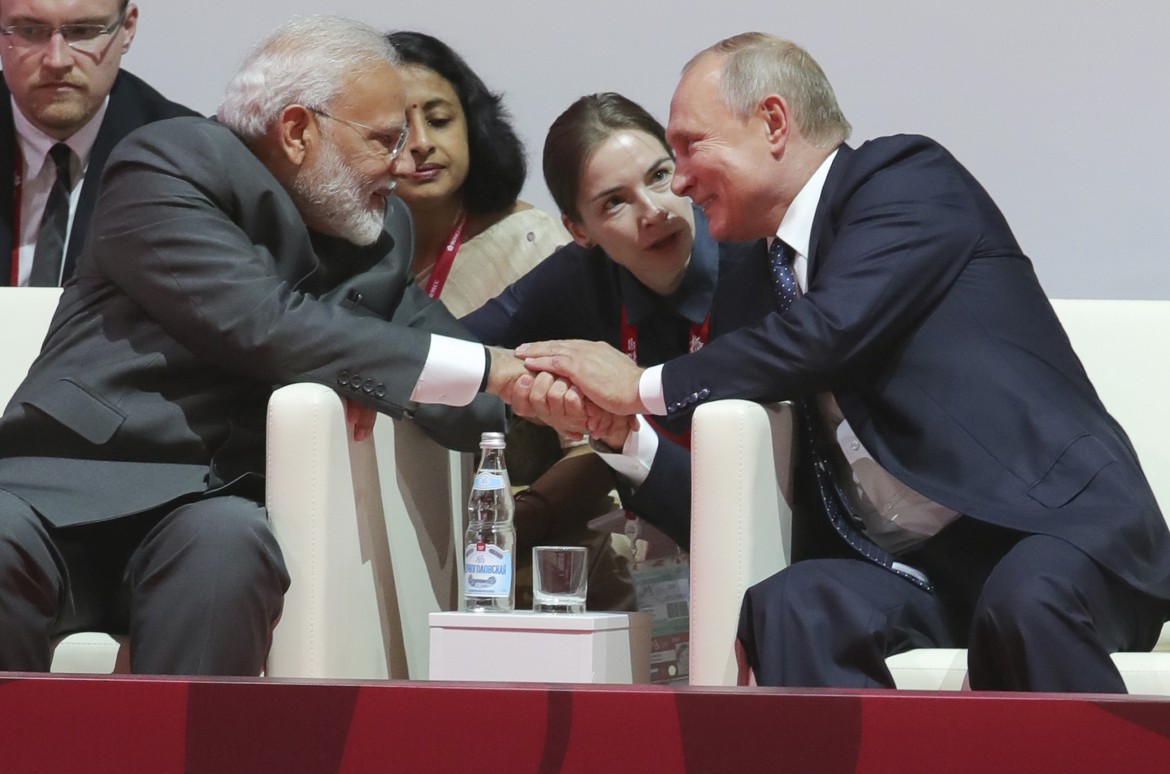 Modi ospite d’onore al bazar  delle armi di Vladivostok