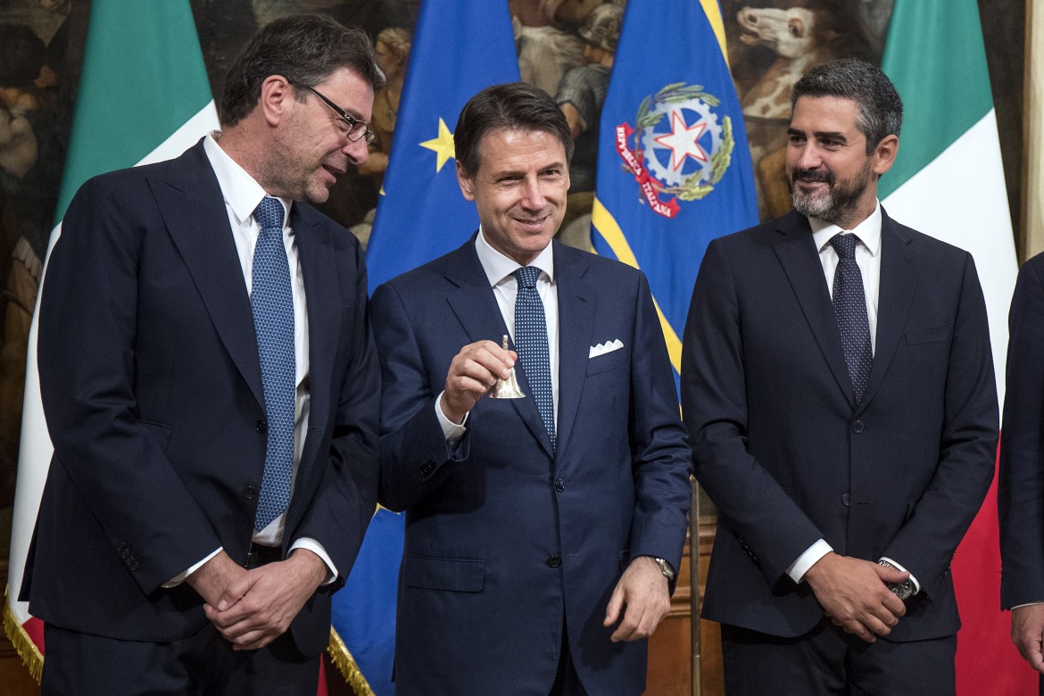 Conte suona da solo: «Evitate sgrammaticature»