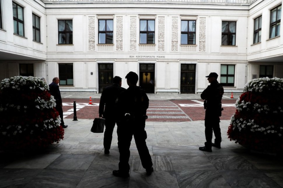 Polonia, parlamento sospeso. Protesta l’opposizione