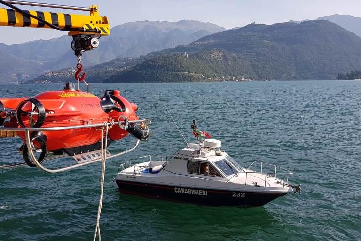 Una montagna di rifiuti sommersa nel lago d’Iseo