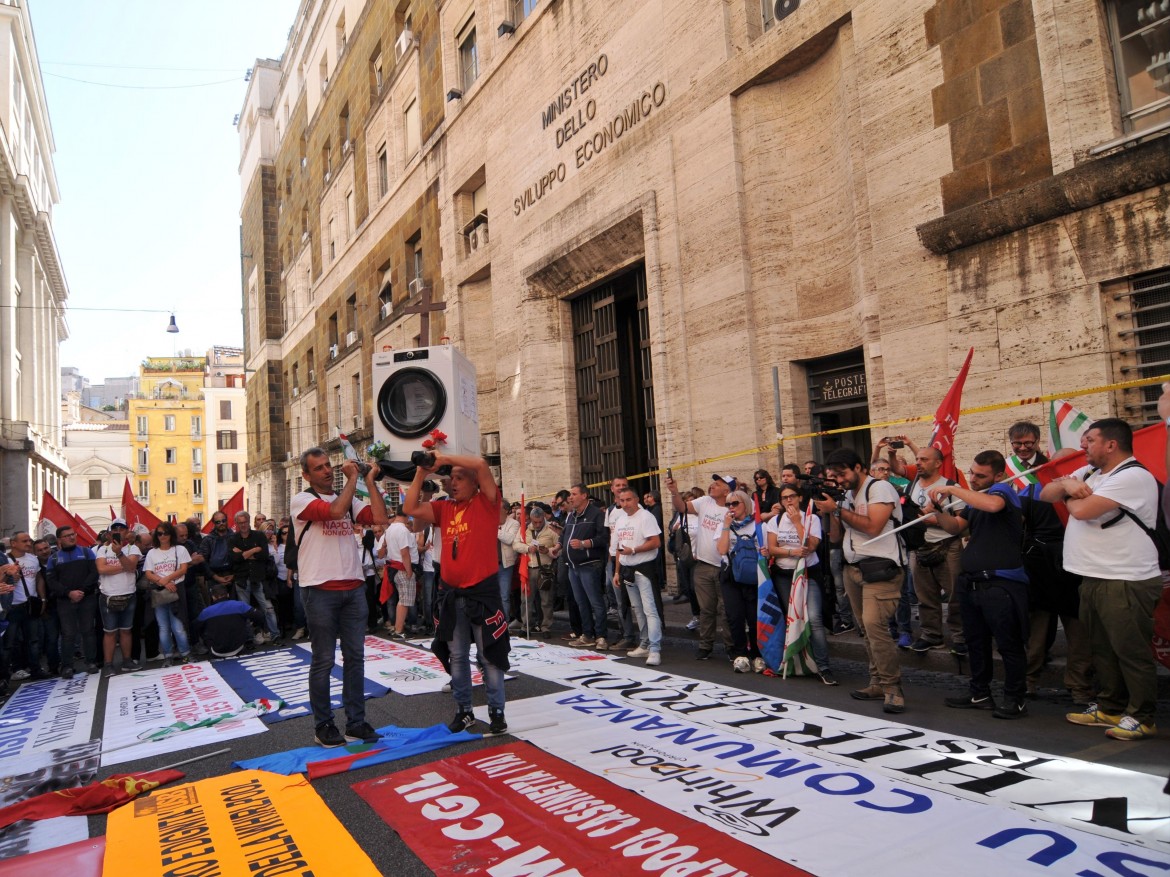 A Roma la marcia funebre alle lavatrici Whirlpool