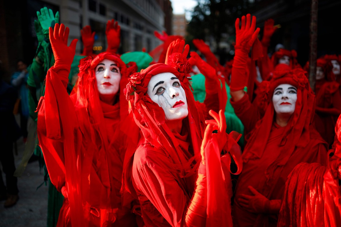 Extinction Rebellion accerchia i palazzi delle istituzioni londinesi