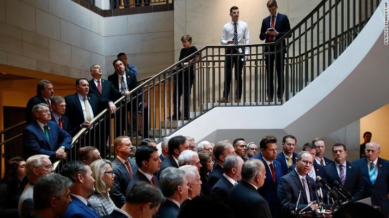 Usa, i repubblicani occupano la sala delle audizioni per l’impeachment